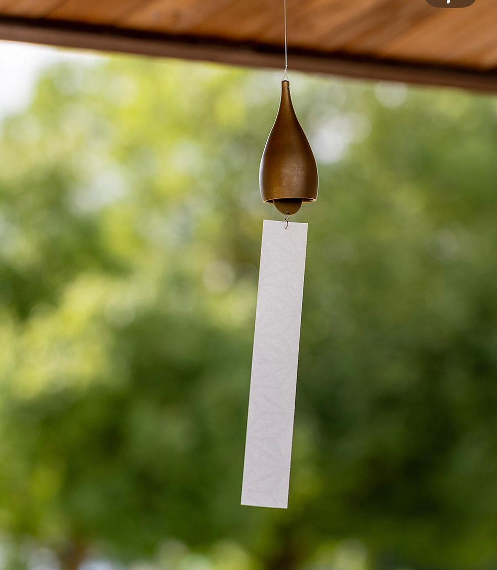 Miniatura: Campana de viento japonesa Gota de Viento bronce suspendida entre vegetación