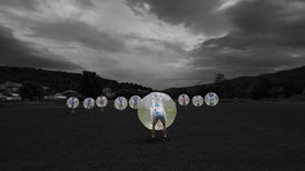 Jedna on najzabavnijih novih aktivnosti za ćistu zabavu u svijetu ! Velike lopte koje štite cijelo vaše tjelo da bi se mogli sudarati, bacati kotrljati i sve drugo što vam padne na pamet dok igrate nogomet !