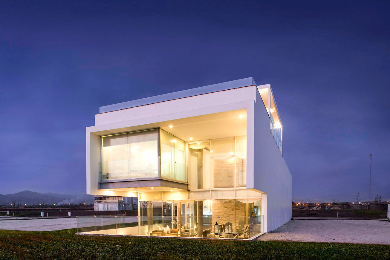 Fachada Frontal noche de casa de playa en la Jolla, Casa 3 Cubos.