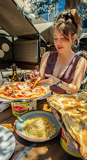 Client of Sofie serving Pizza