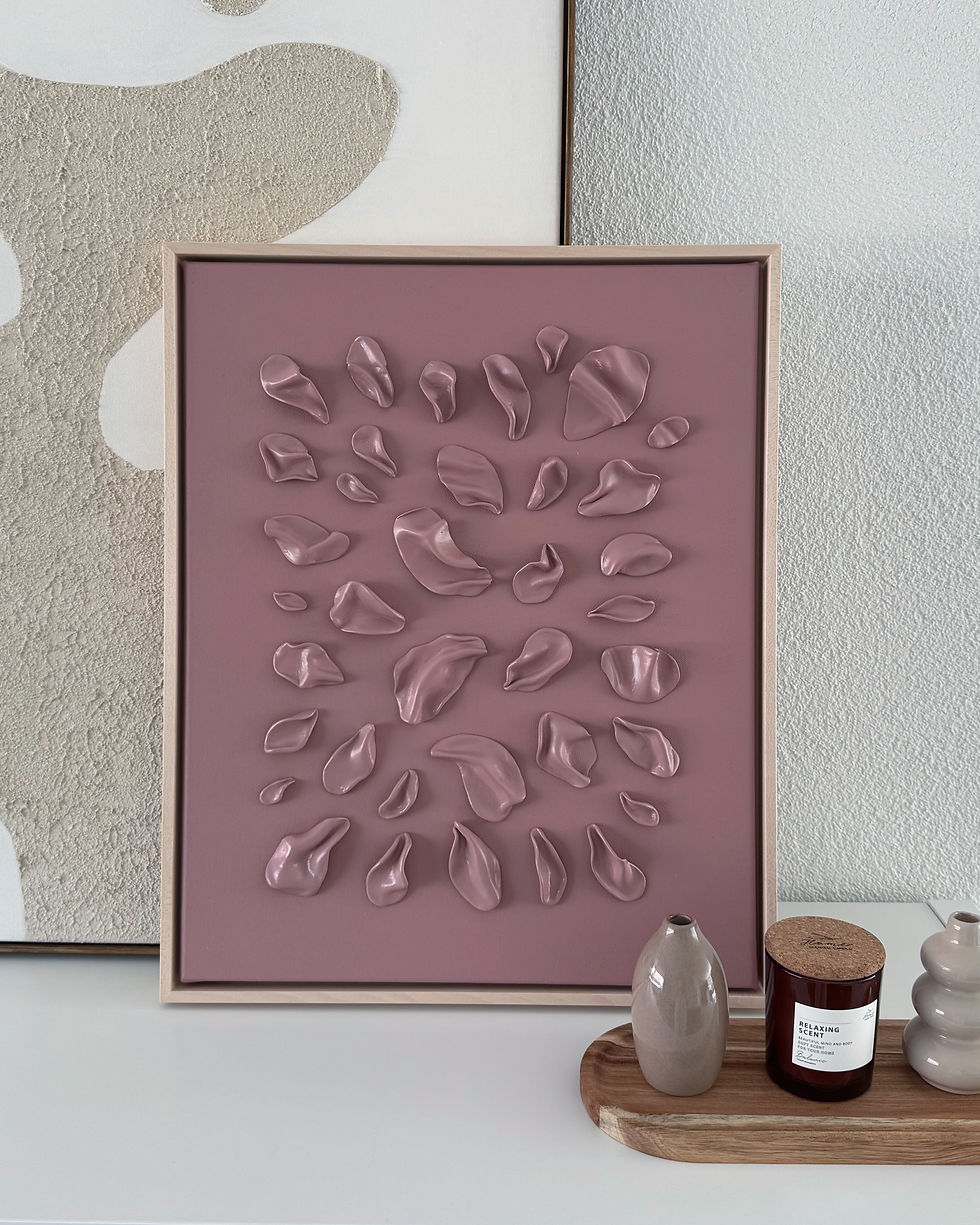 Abstraktes Kunstwerk aus Acryl und Ton in Rosé mit plastischen Formen auf Leinwand