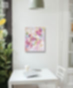 Abstraktes Blumenbild in Rosa-, Pink- und Gelbtönen mit weissen Akzenten, Acryl auf Leinwand.