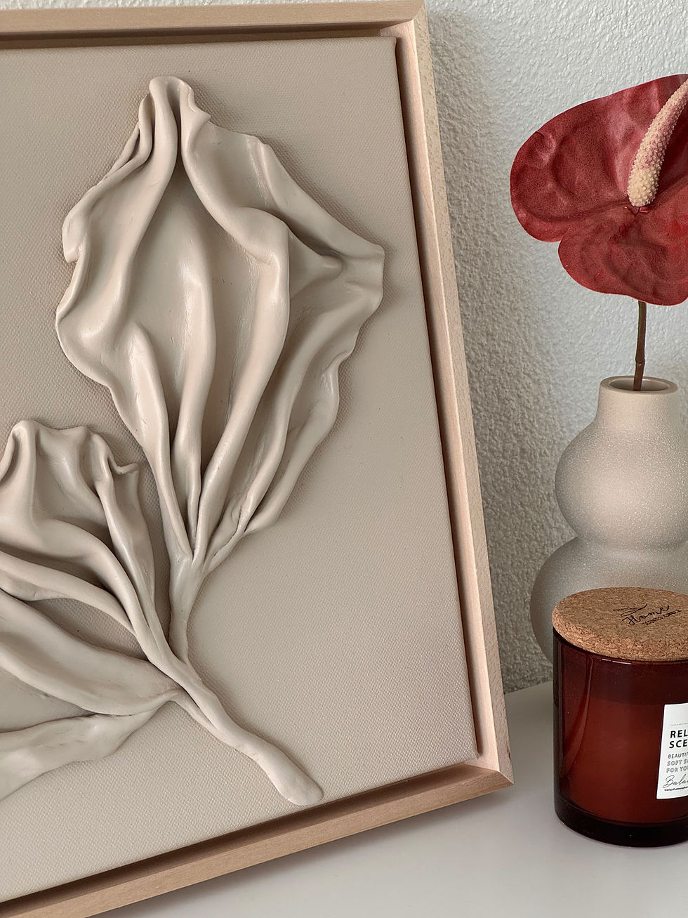 Minimalistisches Kunstwerk aus Ton und Acryl mit floraler Form in Naturtönen auf Leinwand