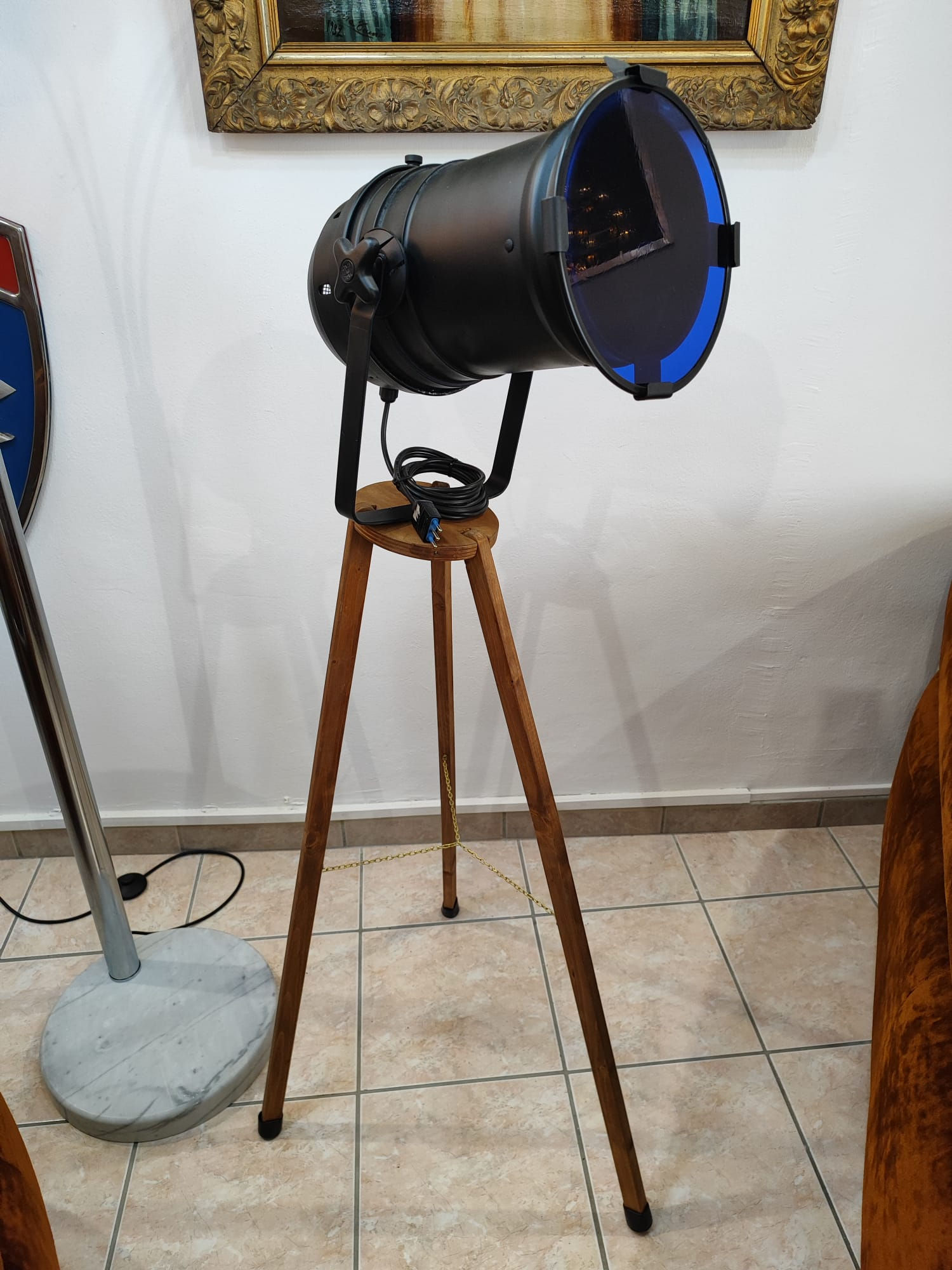 Faro da teatro anni 80 con tre piedi in legno