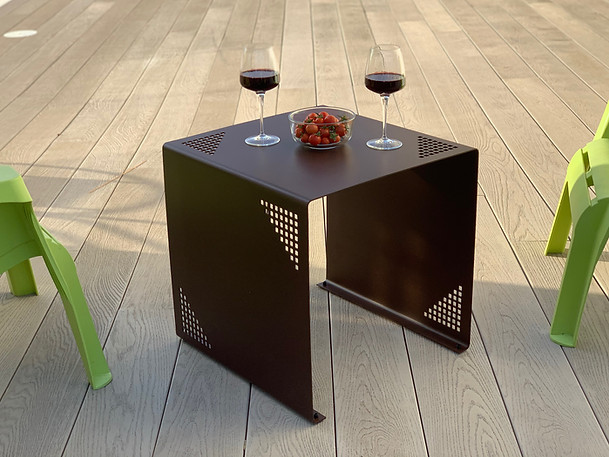 table cube metal avec vin et tomate