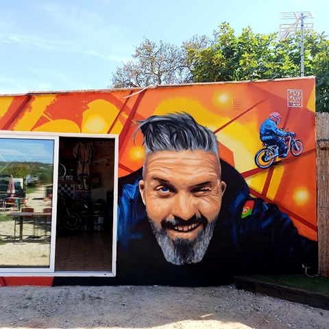 Mural de 6m x 3m na sede da VEOH em S. B. Messines. A obra em spray mostra o retrato realista de Nelson Francês, com um fundo laranja vibrante que simboliza a velocidade. Na composição estão o logótipo da VEOH e uma motorizada 50cc, celebrando a história da associação de viagens de motorizada.
