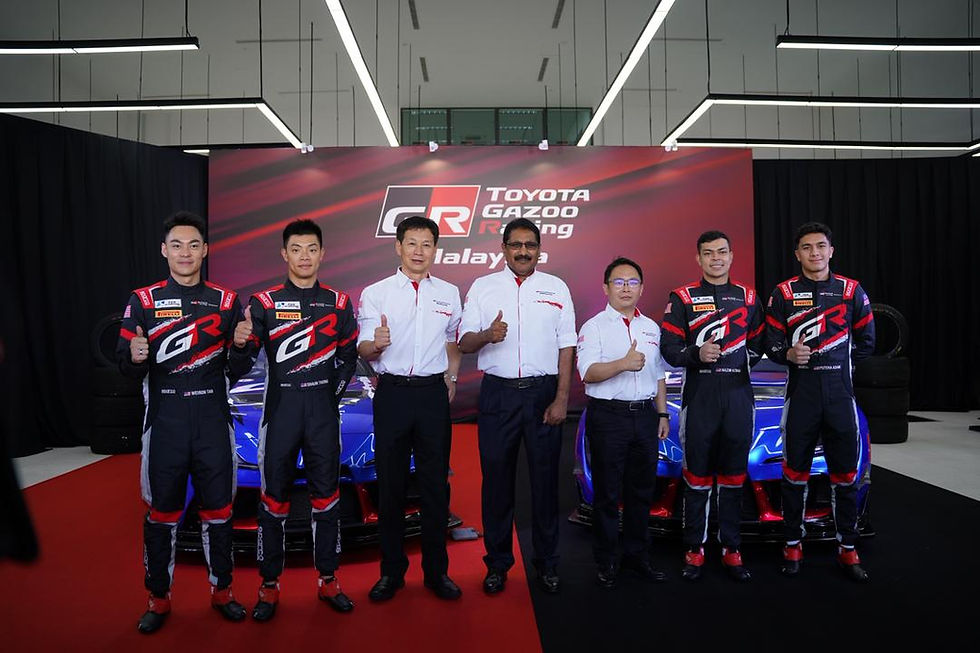 (Dari Kiri) Weiron Tan, Shaun Thong, Akira Iida, Pengarah Pasukan, Datuk Ravindran K., Presiden UMW Toyota Motor, Jason Ong, Pengetua Pasukan, Nazim Azman, Putera Adam di Pelancaran Media Toyota Gazoo Racing Malaysia (TGRMY)