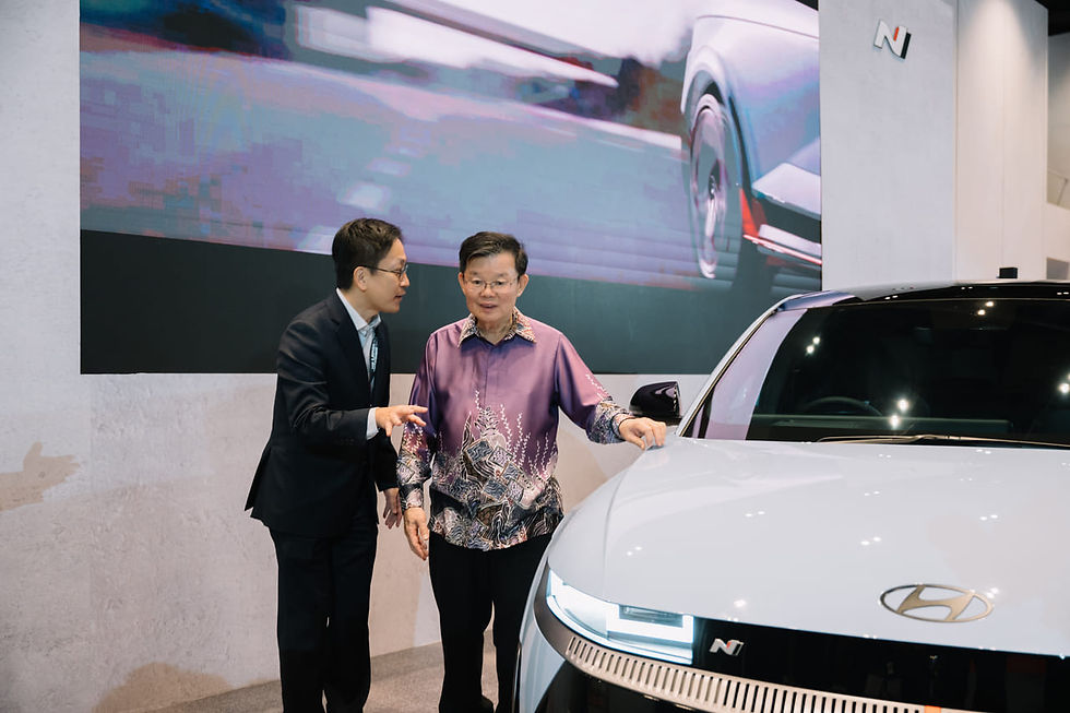 (Kiri ke Kanan) Encik Eric Lee, Presiden, Hyundai Motor Malaysia dan Yang Amat Berhormat Tuan Chow Kon Yeow, Ketua Menteri Pulau Pinang