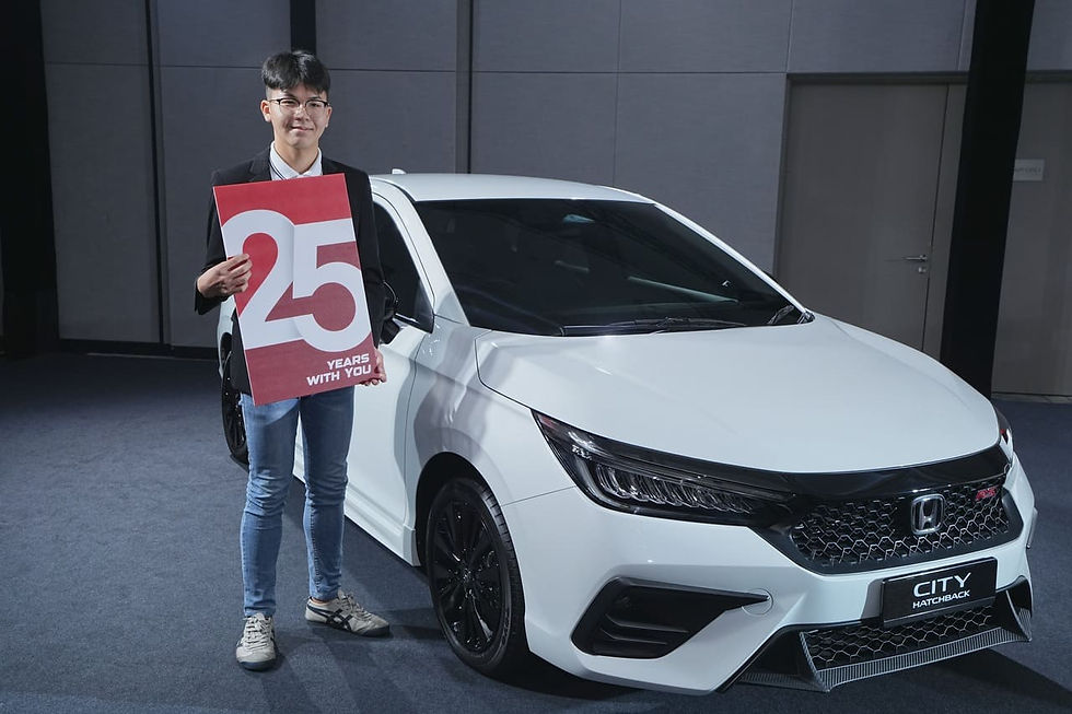 Encik Chin Boon Hao dengan kemenangannya – sebuah City Hatchback RS yang serba baharu