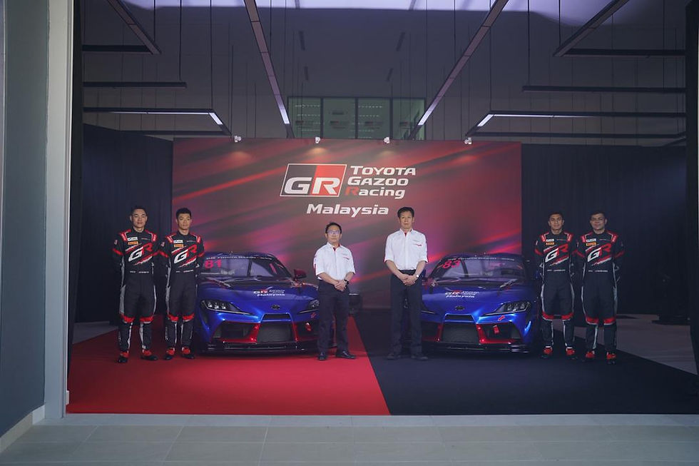 (Dari Kiri) Weiron Tan, Shaun Thong, Jason Ong, Pengetua Pasukan, Akira Iida, Pengarah Pasukan, Putera Adam, Nazim Azman di Pelancaran Media Toyota Gazoo Racing Malaysia (TGRMY)