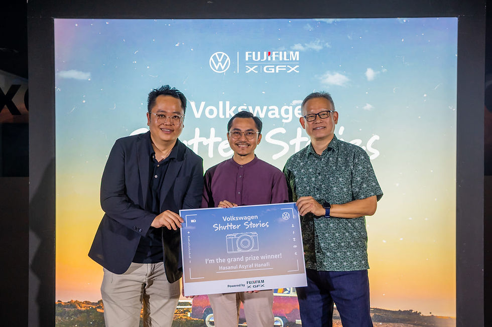 Thomas Kwan, Electronic Imaging & Instax Division Senior Sales and Marketing Manager Fujifilm (Malaysia) Sdn. Bhd and Grand Prize winner Hasanul Asyraf bin Hanafi
