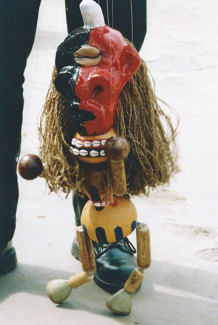 Marionnette à fils de Michel Koulekpato - Photo jpeg A. Bednarz Lomé TOGO octobre 2000