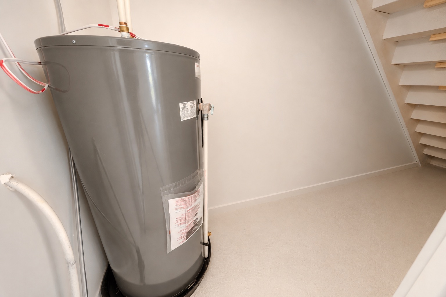 Espace technique avec chauffe-eau dans une maison de ville 4 ½ à Saint-Boniface.