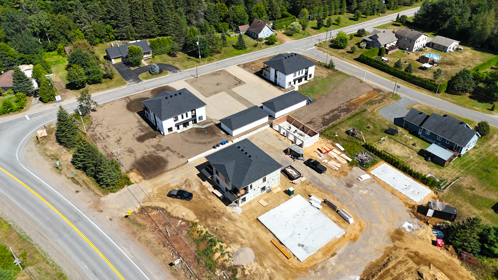 Vue aérienne des bâtiments et garages des Habitations Chemin du Lac à Saint-Boniface.
