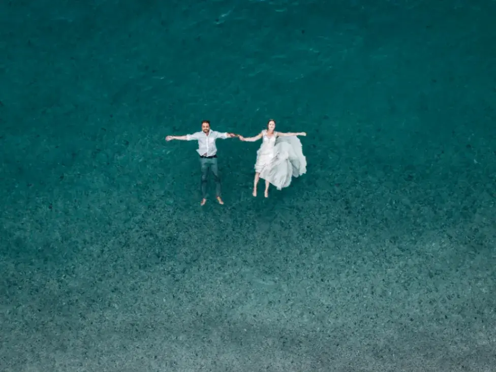 Fotografía y videografía de bodas de lujo en la Riviera Maya: sesiones de compromiso, cobertura de cenas de ensayo, retratos, trash the dress y cobertura completa del día de la boda en Cancún, Tulum y Playa del Carmen.