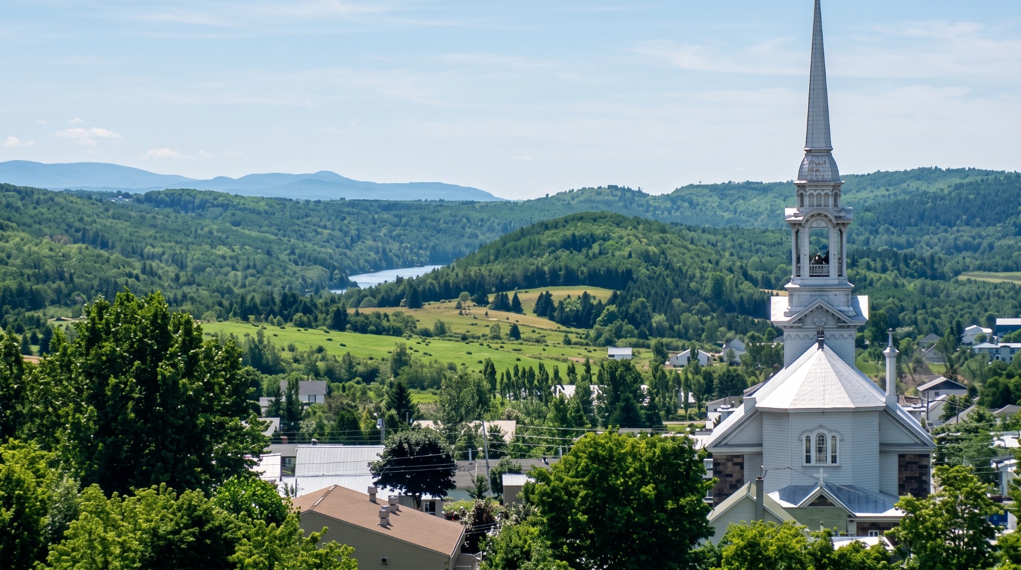 Vue aérienne de Notre-Dame-du-Mont-Carmel, en Mauricie, avec l'église, le village et les paysages ruraux.