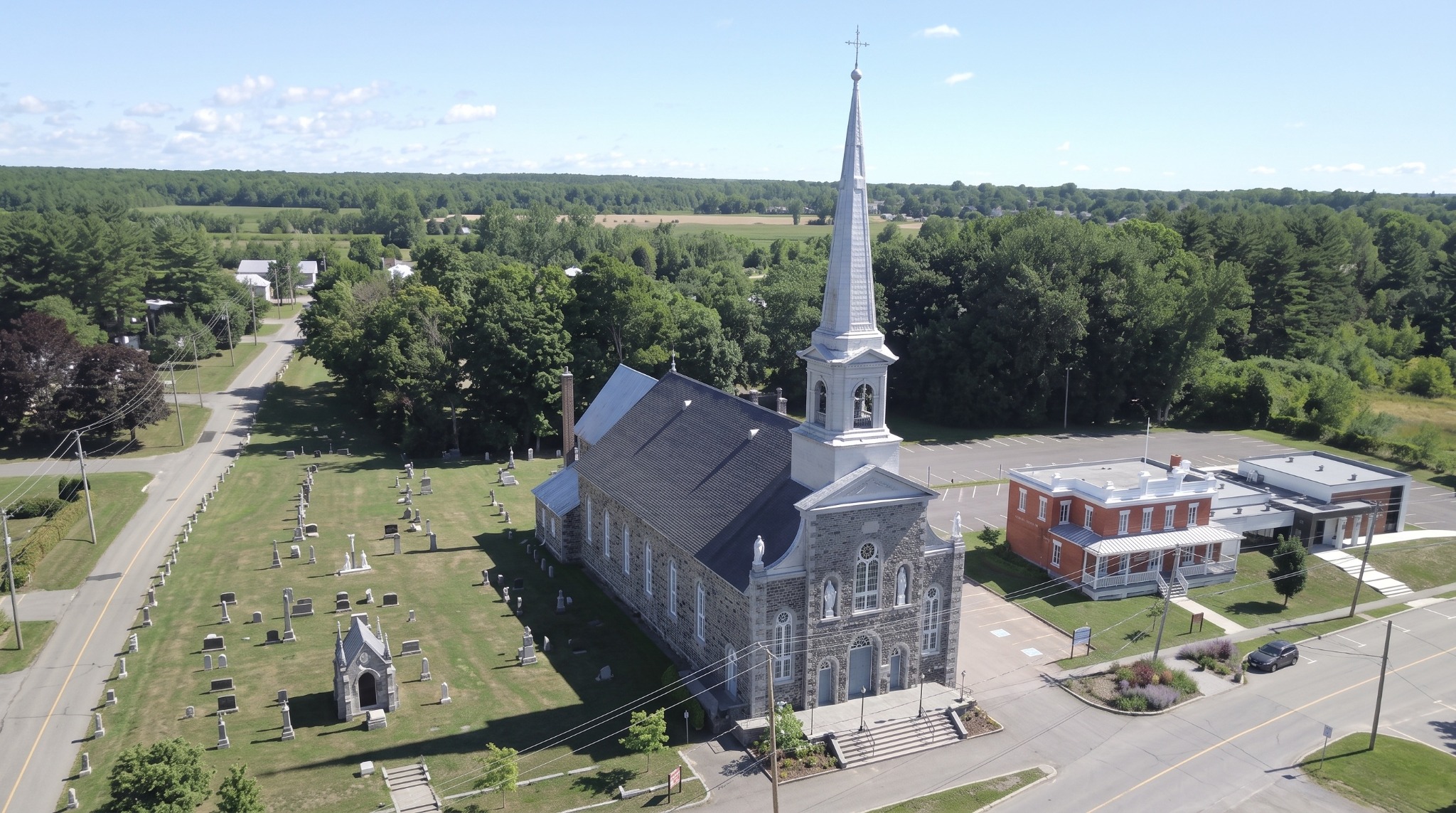 Vue aérienne de l'église et du village de Saint-Jean-des-Piles à Shawinigan.