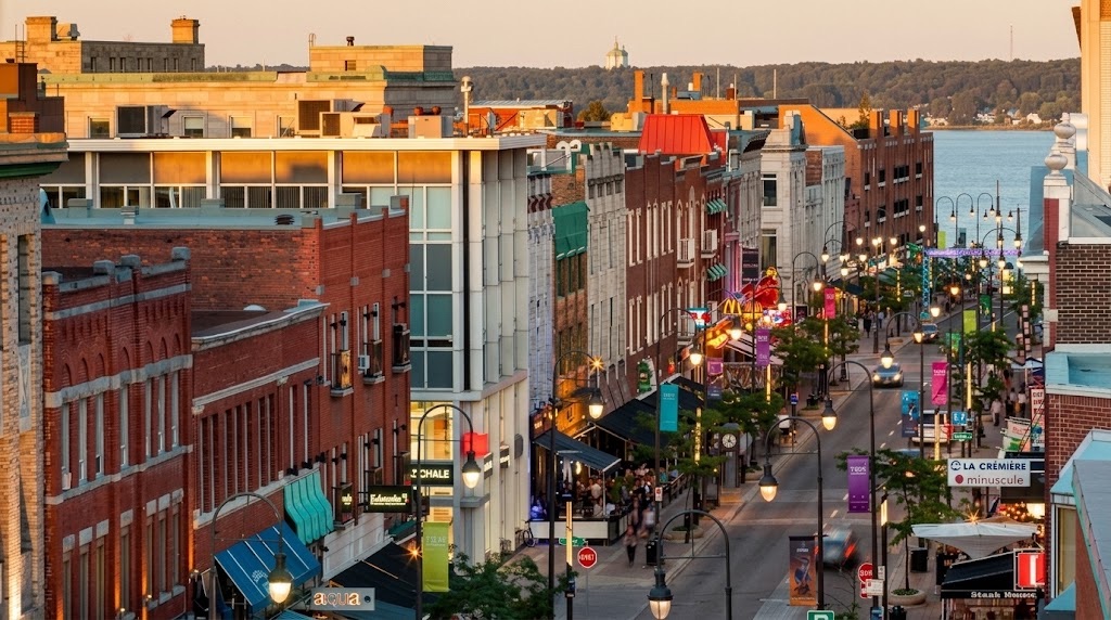 Vue urbaine de Trois-Rivières-Ouest avec ses quartiers résidentiels et ses espaces verts.