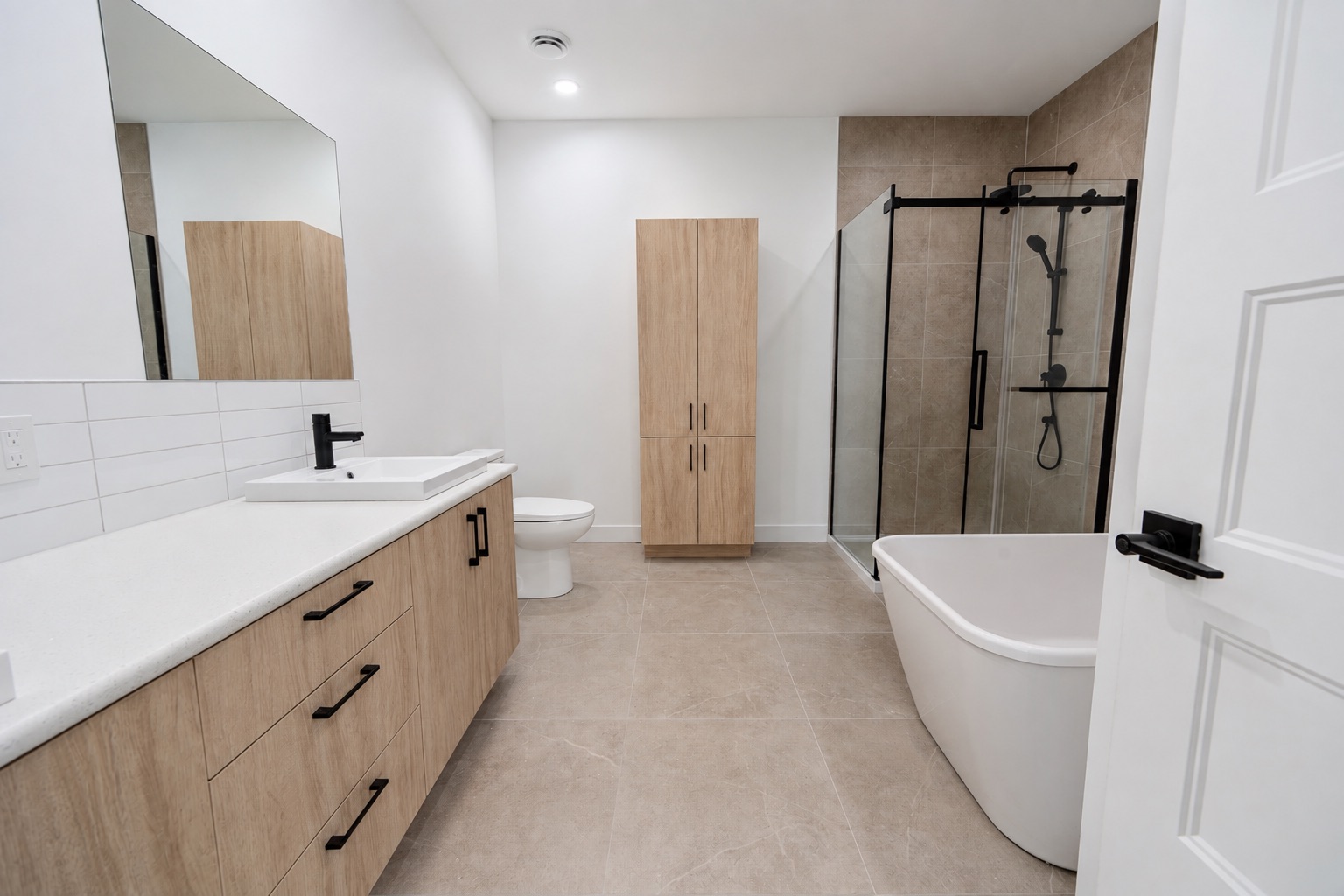 Salle de bain avec meuble-lavabo double, bain et douche dans une maison de ville 4 ½ à Saint-Boniface.