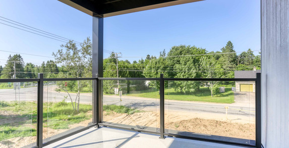 alcon privé avec vue sur l’espace vert, appartement 3 ½ à louer à Terrasses Saint-Maurice.