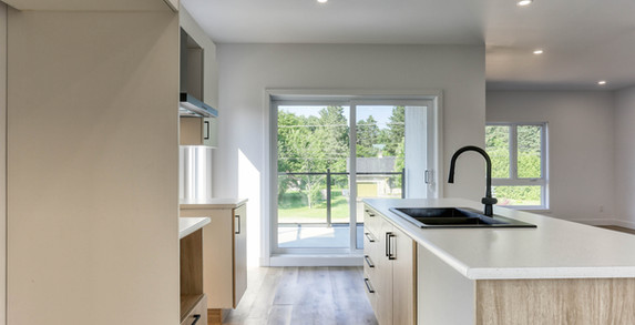 Pièce principale avec lumière naturelle, appartement 3 ½ à louer avec finition bois clair.