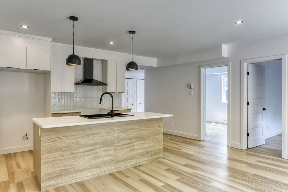 Cuisine moderne avec armoires blanches