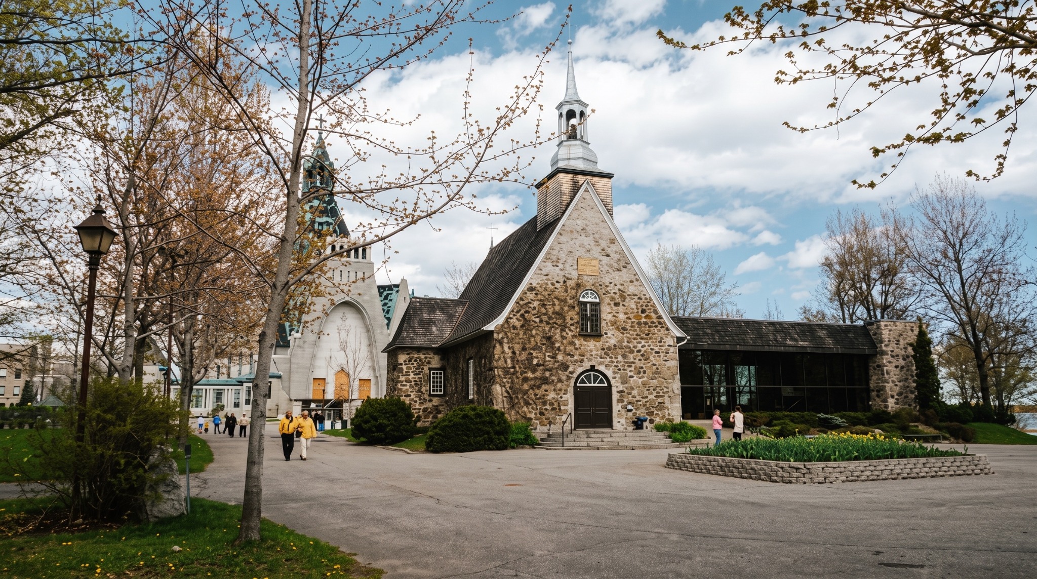 Vue du sanctuaire Notre-Dame-du-Cap à Cap-de-la-Madeleine, Trois-Rivières.