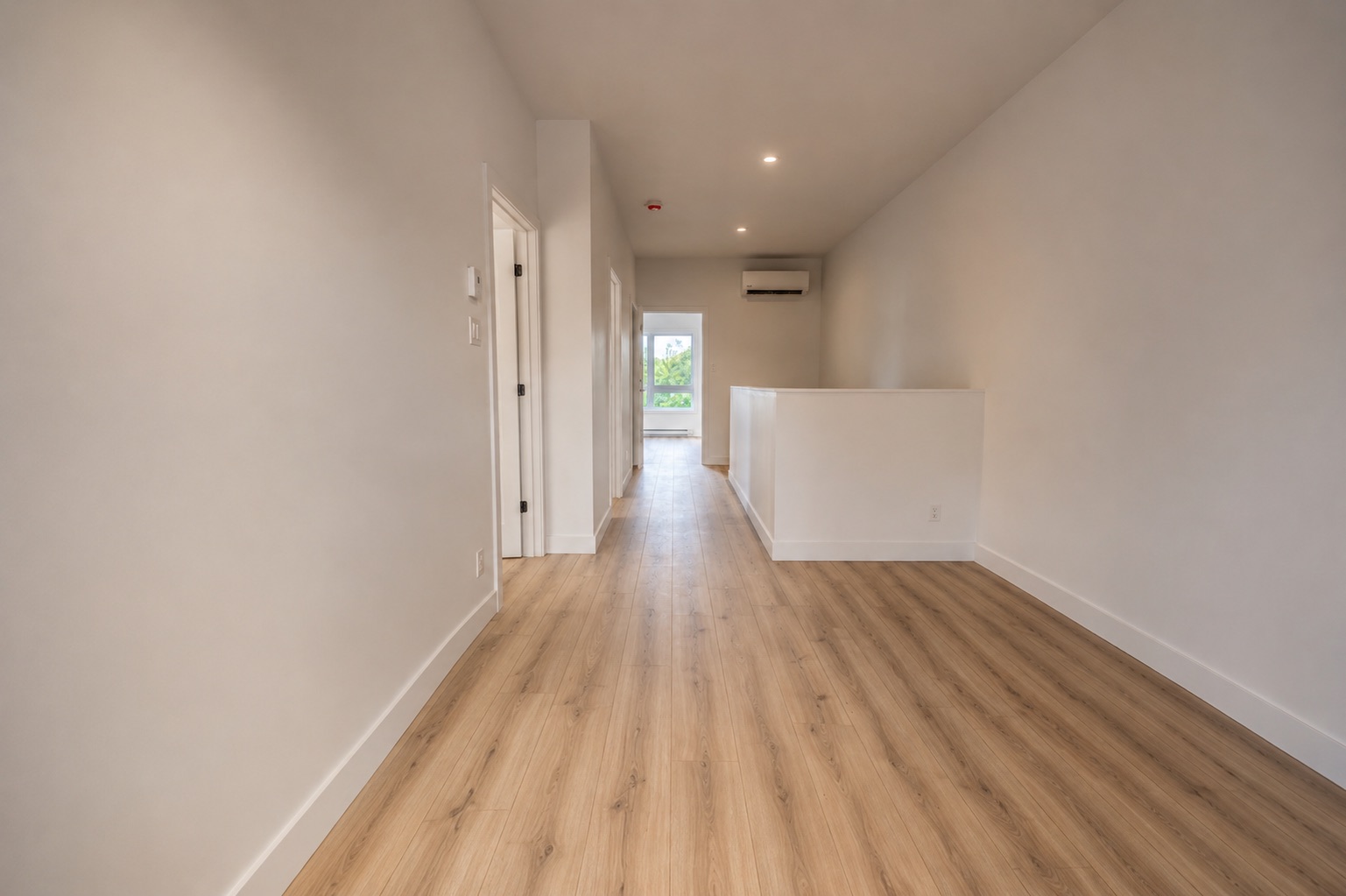 Corridor à l’étage d’une maison de ville 4 ½ à Saint-Boniface.