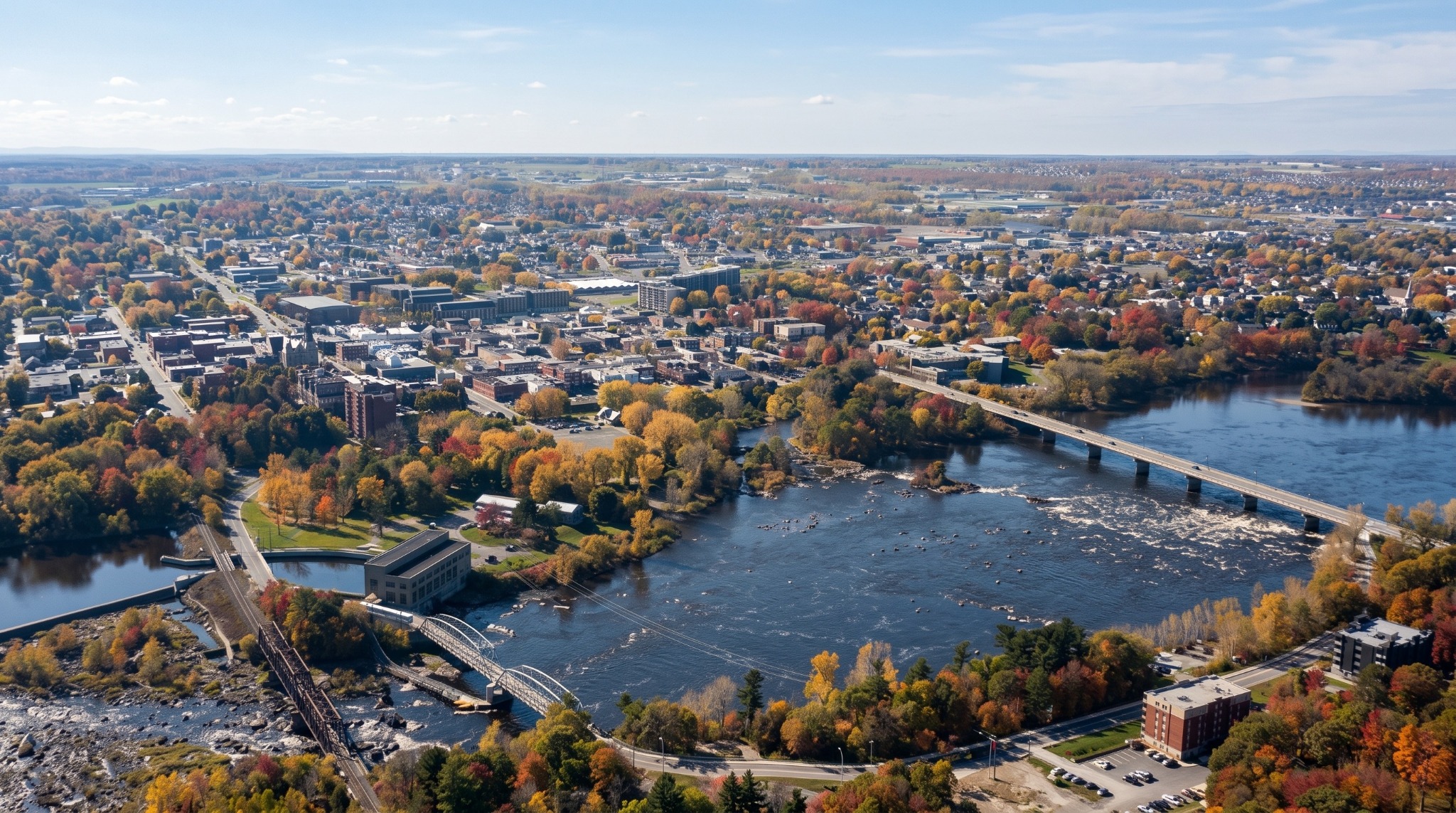 Vue aérienne de Drummondville et de la rivière Saint-François à l'automne.