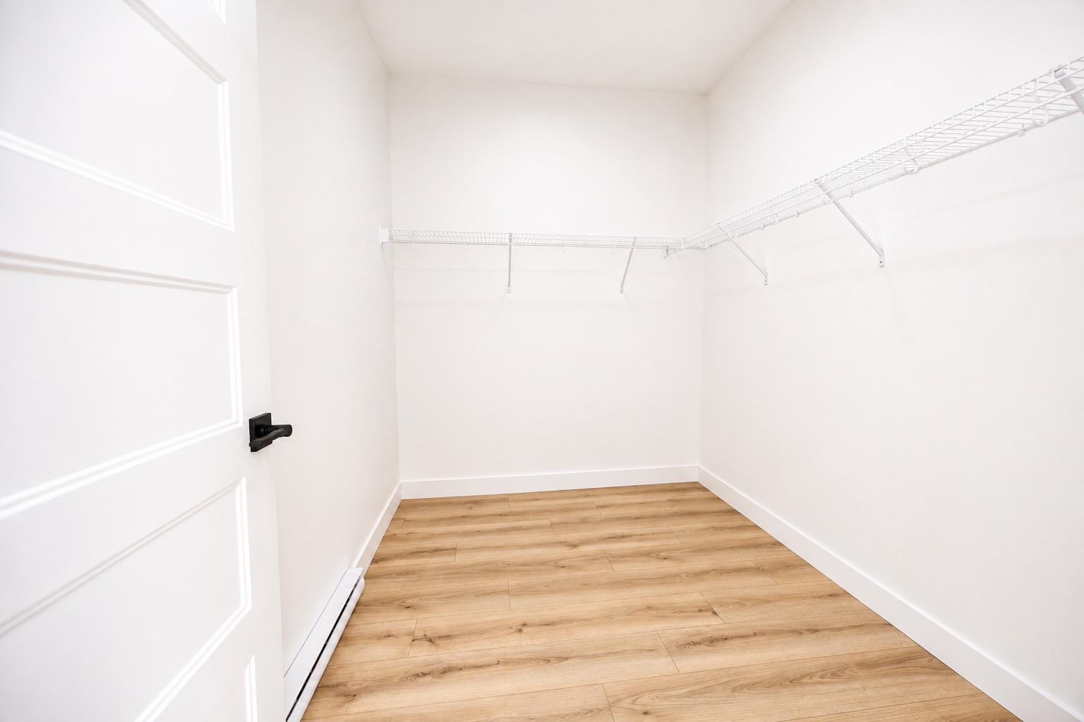 Espace de rangement walk-in d’une maison de ville 4 ½ à Saint-Boniface.