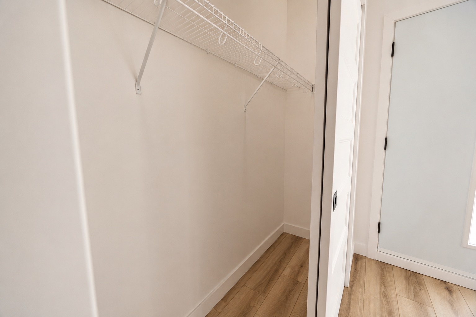 Garde-robe d’entrée avec rangement dans une maison de ville 4 ½ à Saint-Boniface.