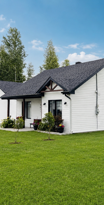 Maison neuve blanche de plain-pied sur terrain boisé à Shawinigan