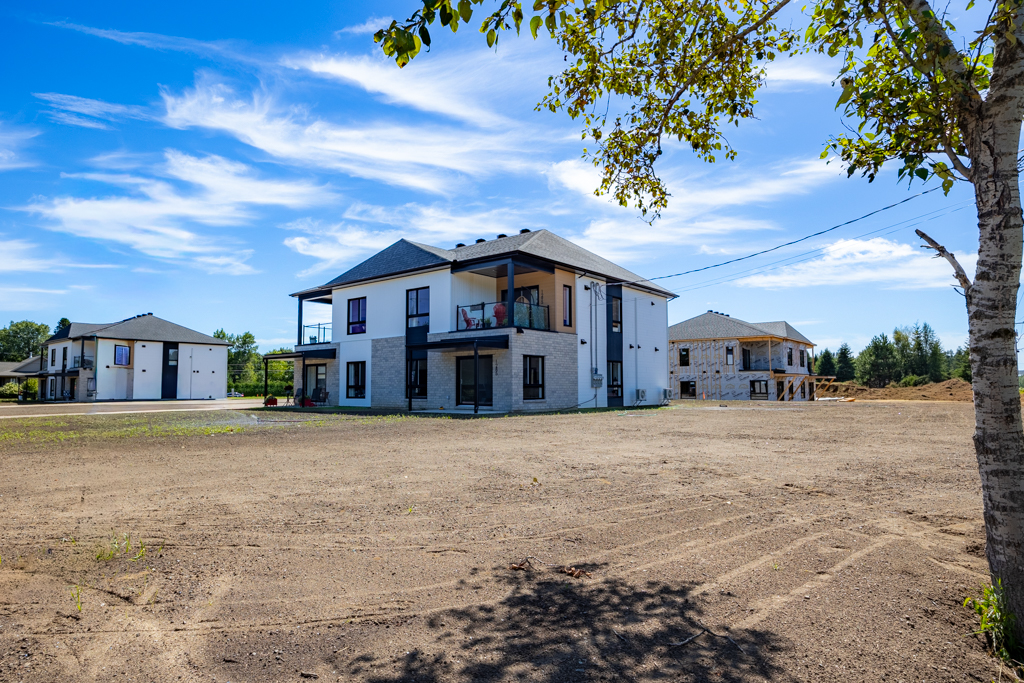 Ensemble immobilier des Habitations Chemin du Lac à Saint-Boniface.