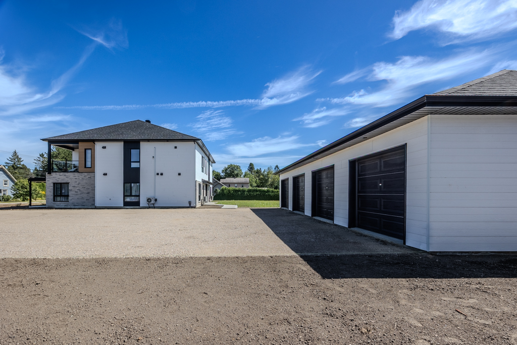 Vue extérieure des Habitations Chemin du Lac — unité 1245 à Saint-Boniface.