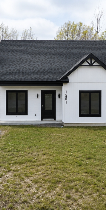 Maison blanche de plain-pied avec toiture noire au Domaine Le Campagnard