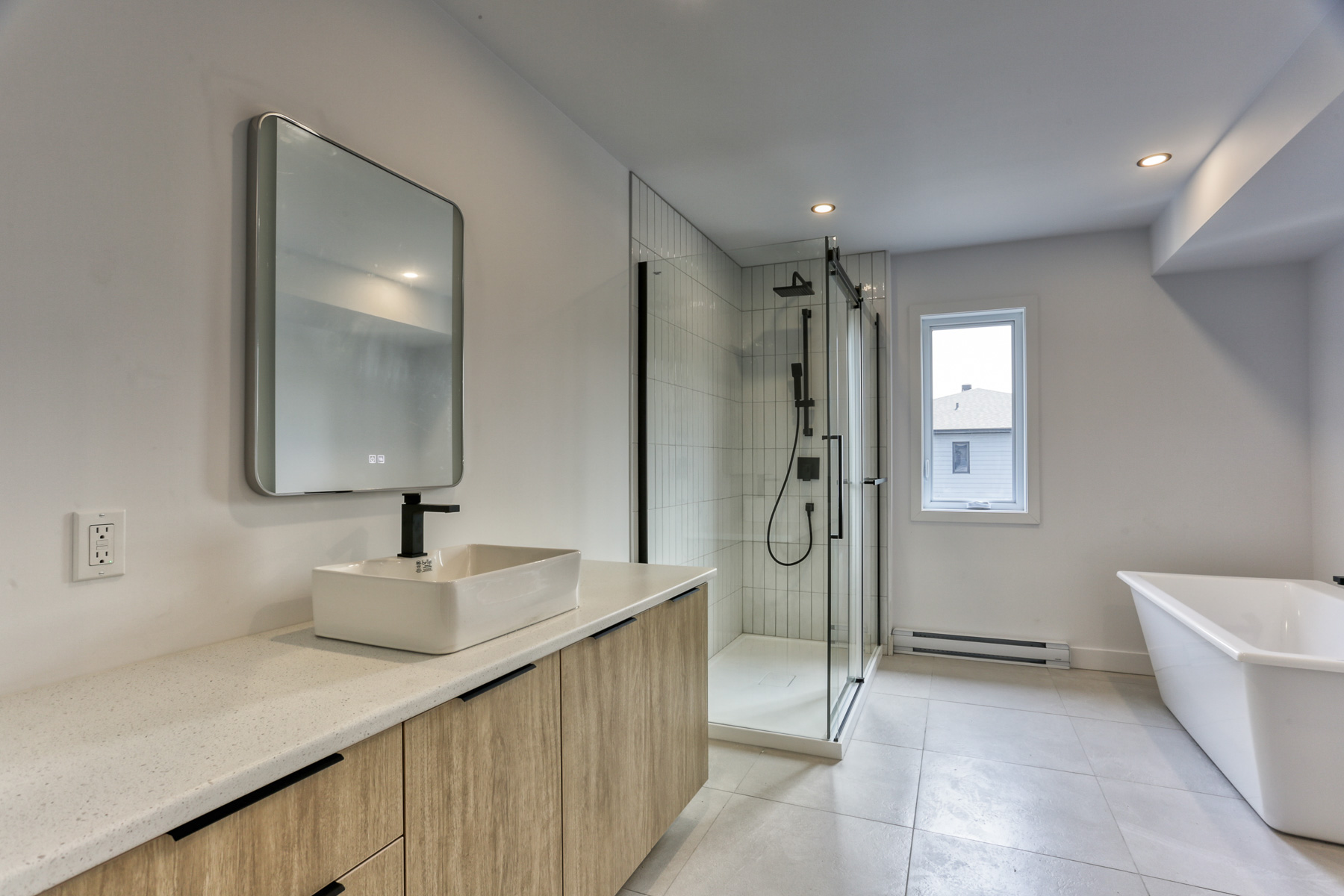 Salle de bain moderne du 3 1/2 à louer Ste-Flore, Domaine des Tournesols