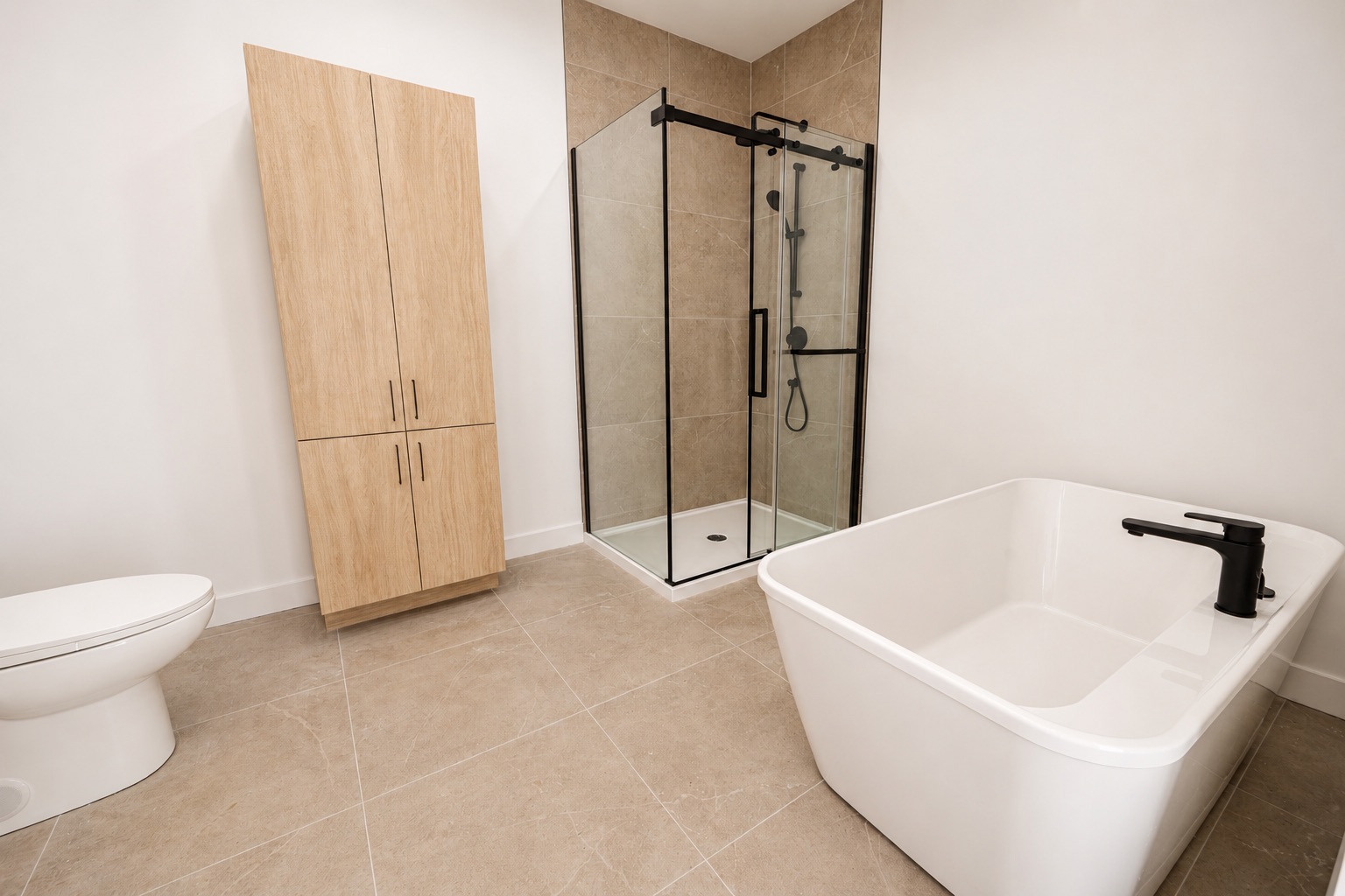 Salle de bain avec douche vitrée et baignoire dans une maison de ville 4 ½ à Saint-Boniface.