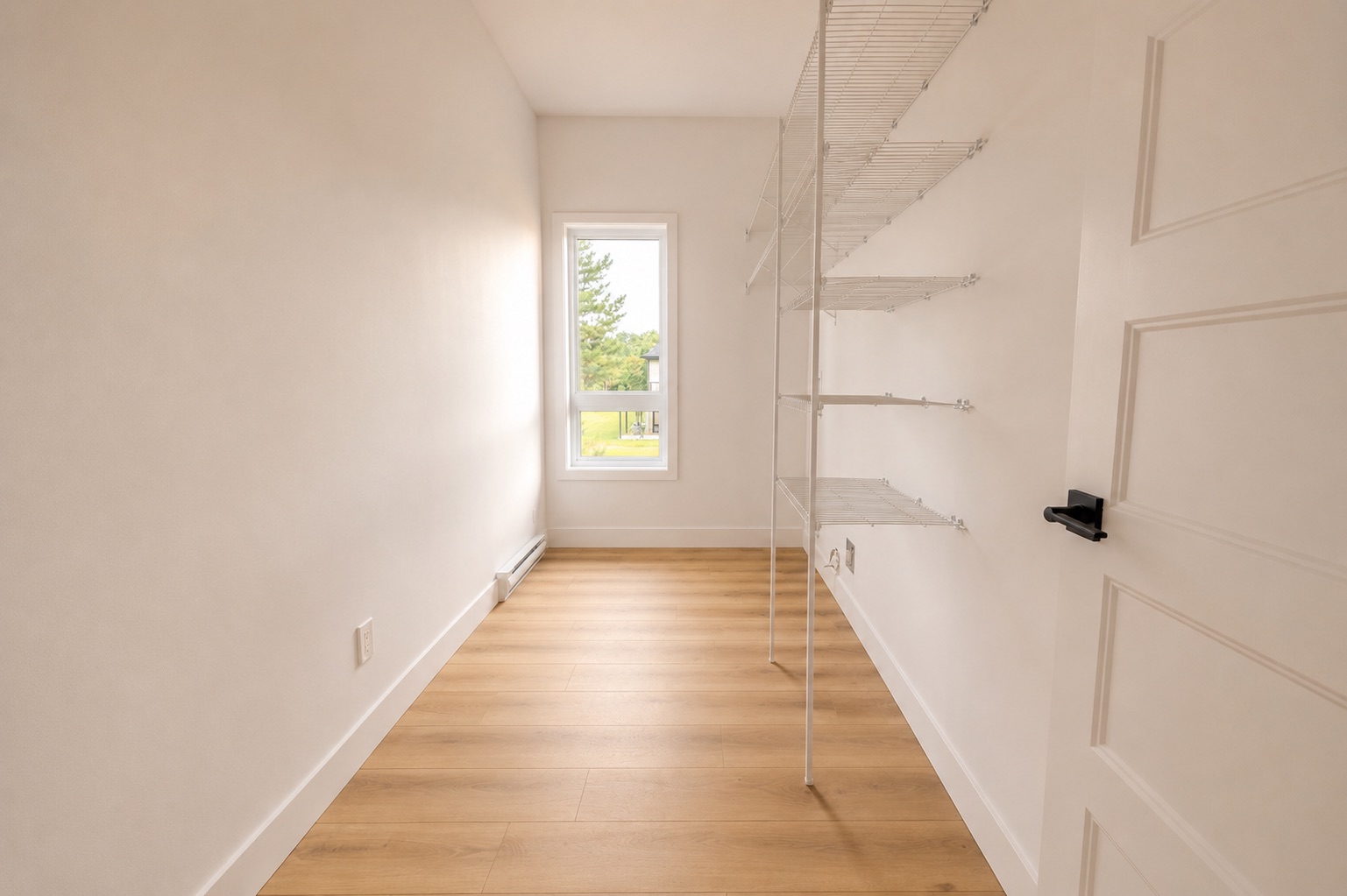 Espace de rangement de type walk-in dans une maison de ville 4 ½ à Saint-Boniface.