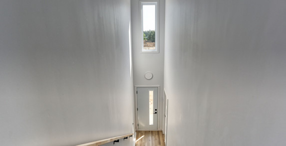 Couloir lumineux menant à l’appartement 3 ½ à louer à Terrasses Saint-Maurice.