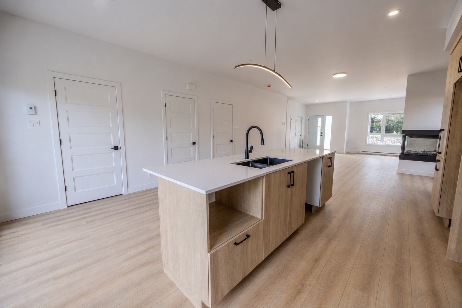 Cuisine moderne avec grand îlot dans une maison de ville 4 ½ à Saint-Boniface.