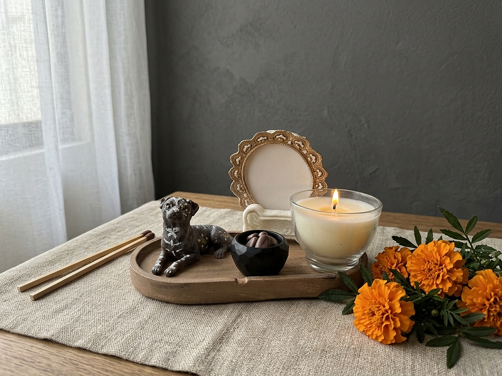 Altar memorial para perro mestizo malix con figura de cera, vela aromática de soya y charola de yeso efecto madera.