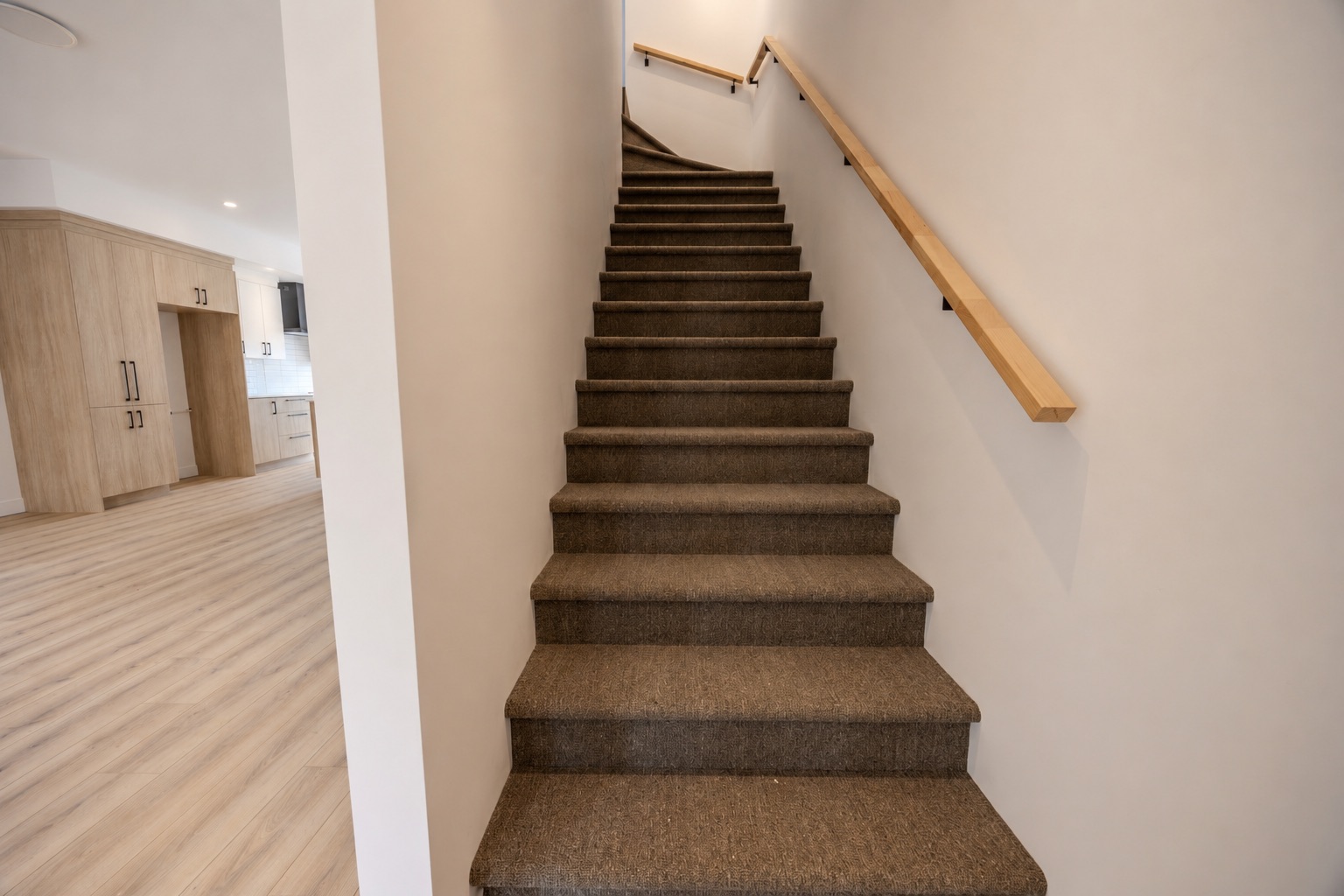 Escalier intérieur d’une maison de ville 4 ½ à Saint-Boniface.
