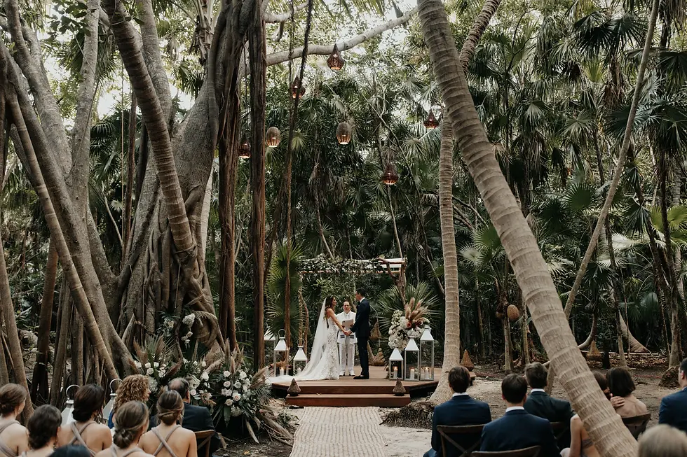 Ceremonia de boda al aire libre montada en medio de un exuberante entorno tropical