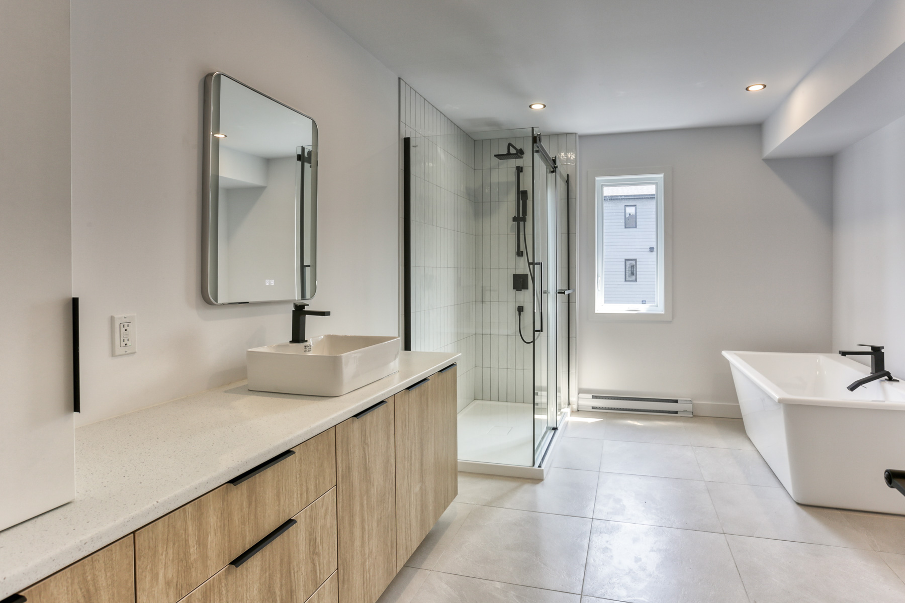Salle de bain moderne du 3 1/2 à louer Ste-Flore, Domaine des Tournesols