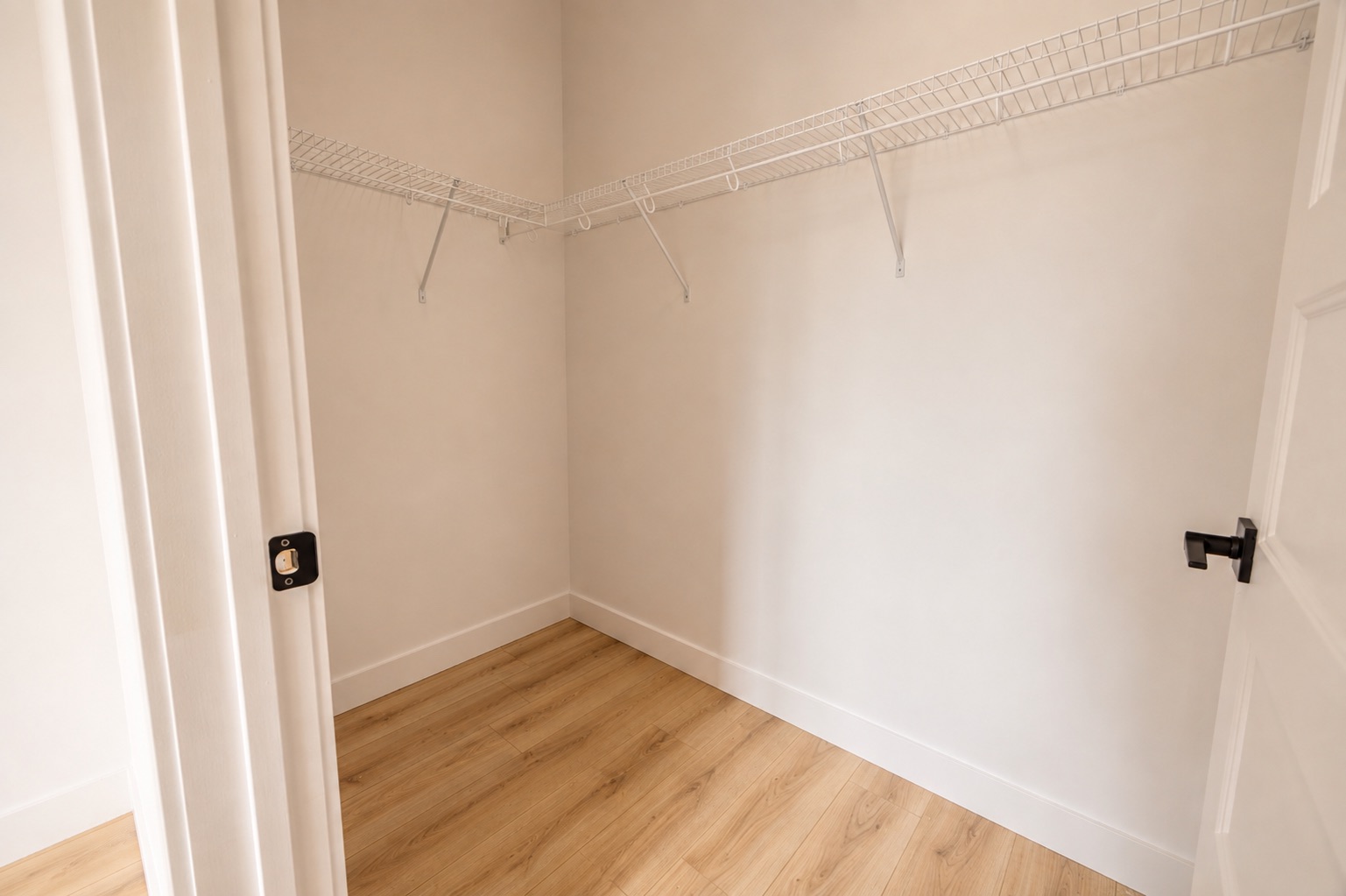 Garde-robe walk-in d’une maison de ville 4 ½ à Saint-Boniface.