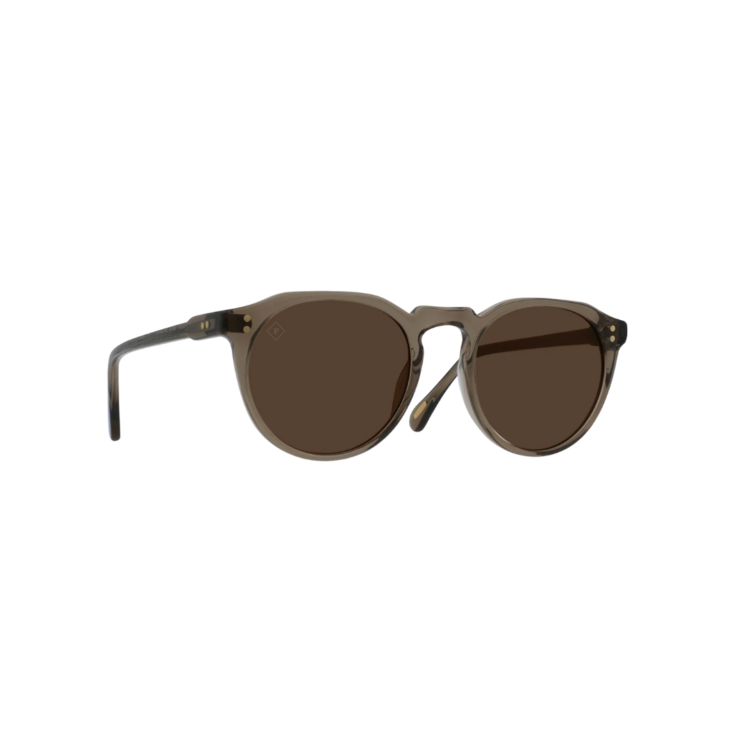 Raen Sonnenbrille – Runde transparente Fassung in Rauchgrau mit braunen Gläsern.