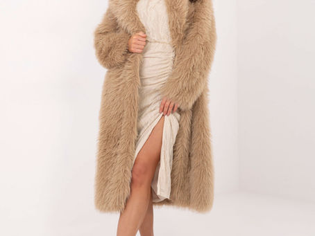 Jaki płaszcz damski na zimę warto wybrać - płaszcz z  eko futra