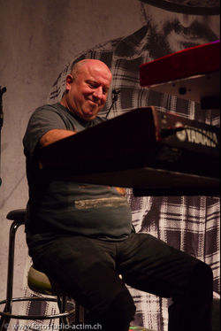 Chris Schelker (keyboard und Gitarre)