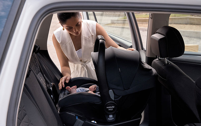 baby infant child capsule car seat restraint britax redsbaby