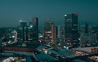 VISTA AEREA AL ANOCHECER DE EDIFICIOS, CALLES Y CIELO